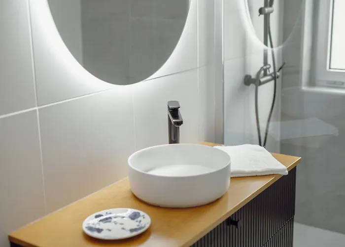 Crystal Palace Garden Stylish By Vacationy *